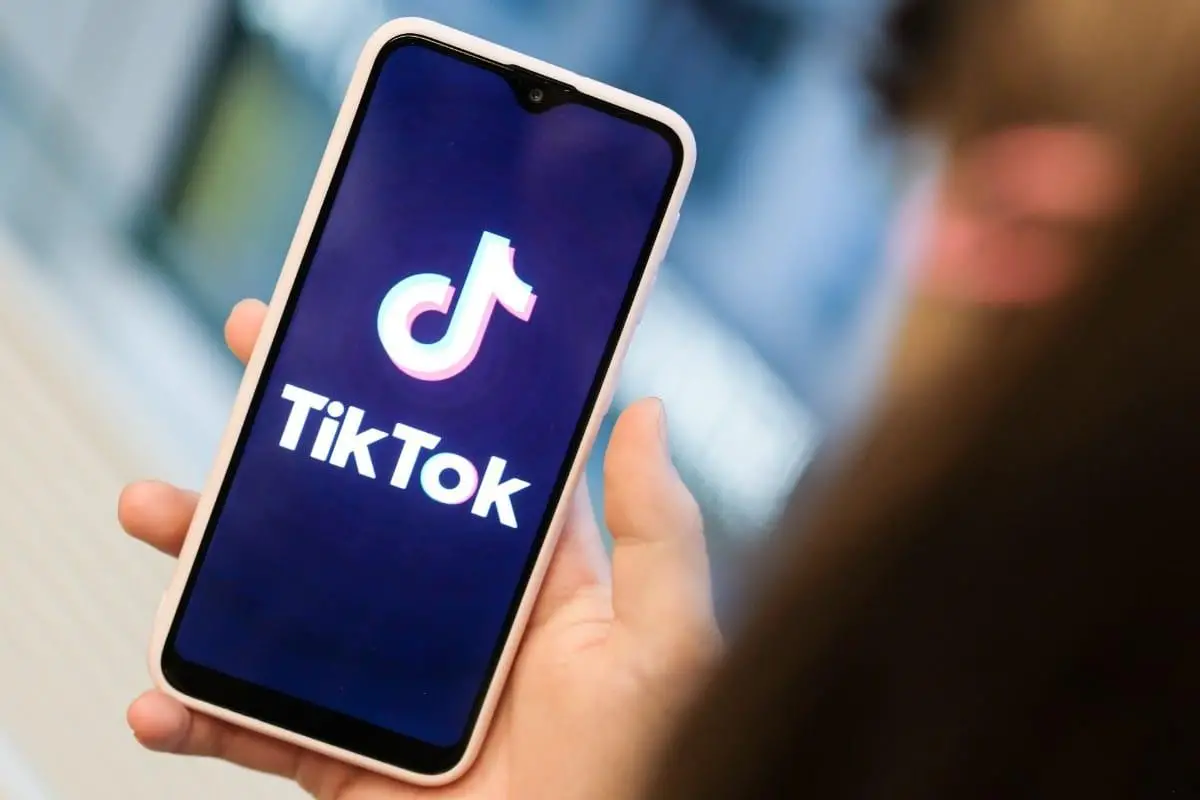 (D) TikTok permitirá limitar la cantidad de videos generados con IA.