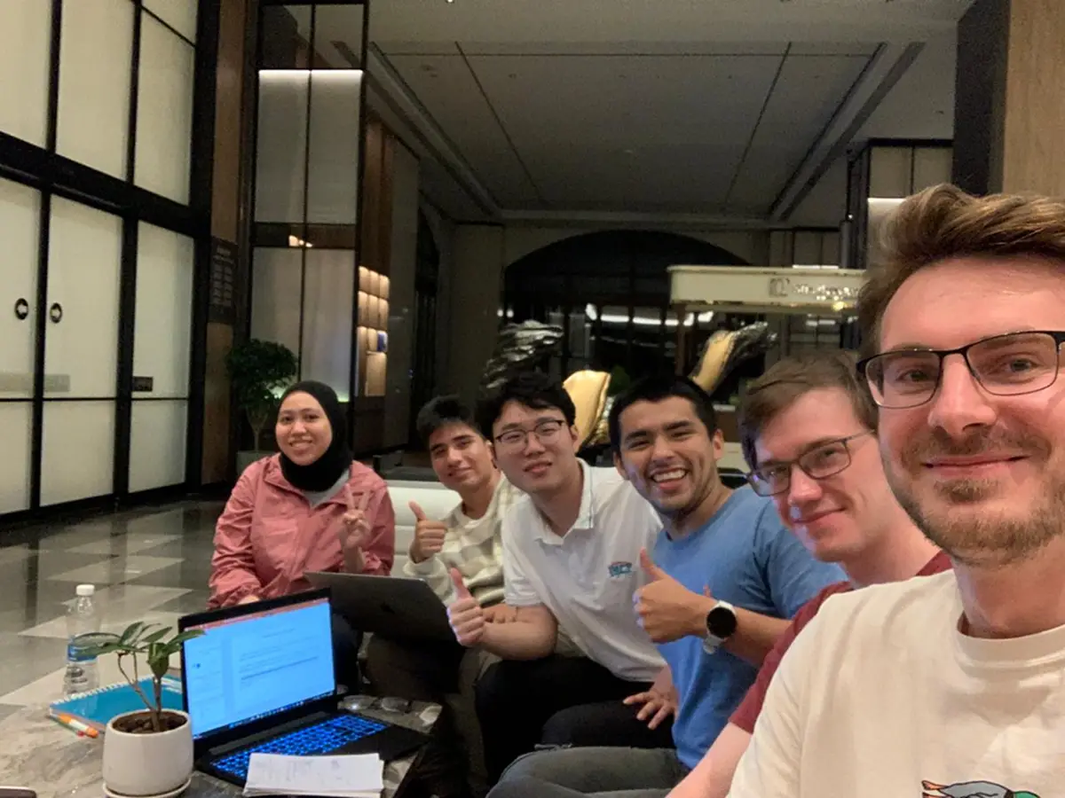 CON SUS COMPAÑEROS. Facundo formó un equipo colaborativo con investigadores de Egipto, Rusia, Perú, Malasia y China. / CORTESÍA FACUNDO ABACA