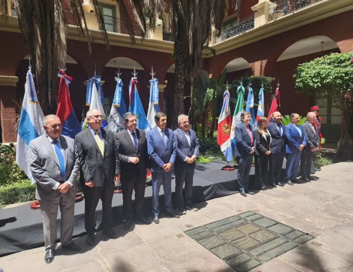 FOTO DE FAMILIA. Los mandatarios acordaron plantear en conjunto una serie de reivindicaciones a la administración nacional de Javier Milei.