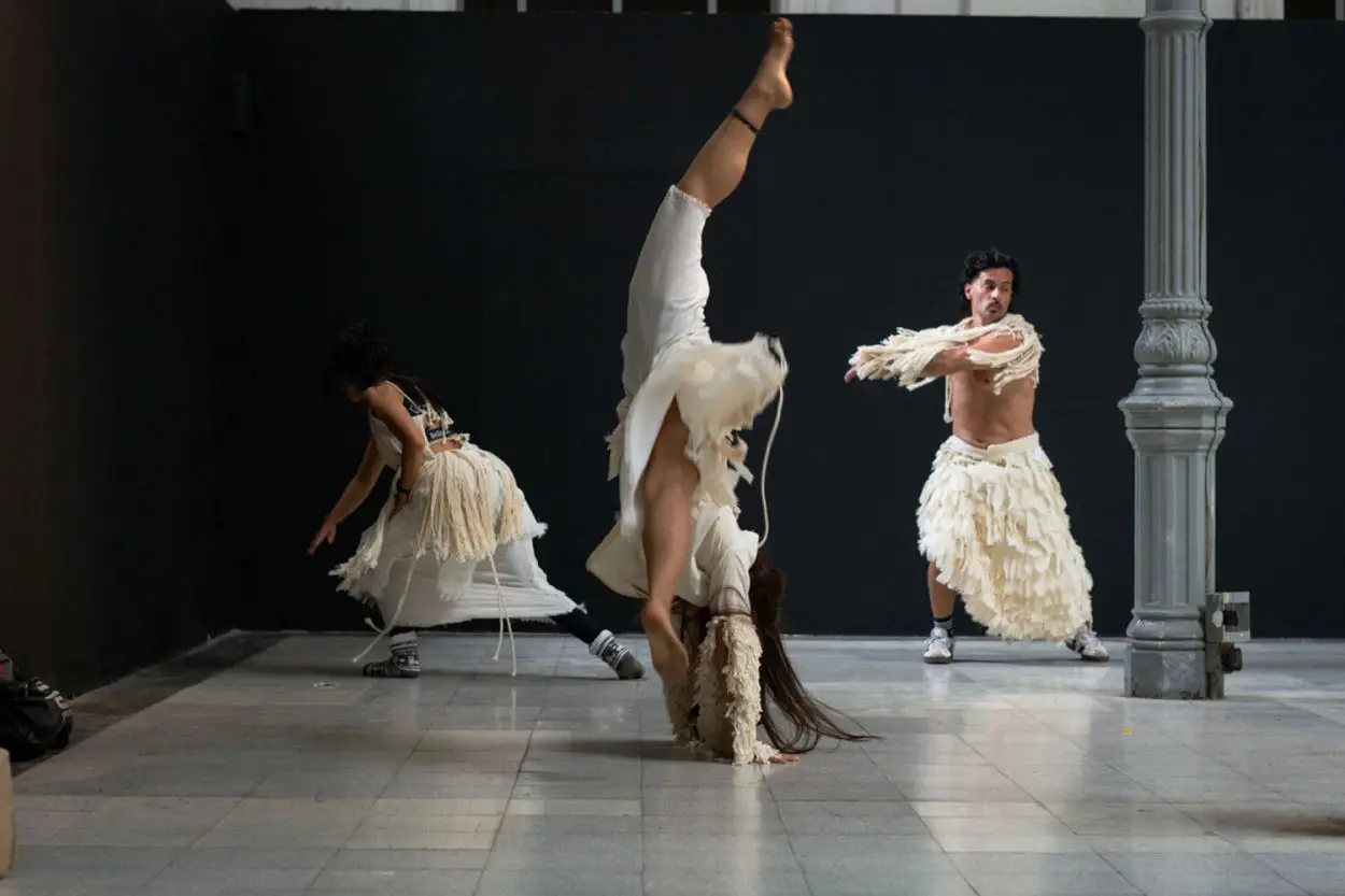 “HABITAR”. Esa es la consigna de este desfile, en el que se confluyen distintas ramas del arte tucumano.