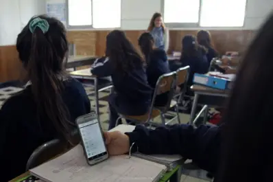 Uso del celular: sanciones más duras reabren la discusión sobre tecnología y escuela