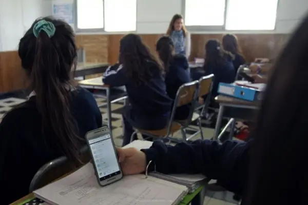Uso del celular: sanciones más duras reabren la discusión sobre tecnología y escuela