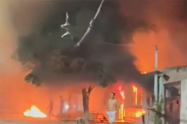 Vecinos prendieron fuego al domicilio del presunto asesino de la niña de siete años