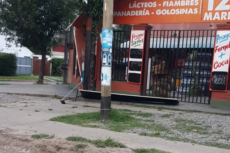 Cartel caído en la esquina de Bolivia y Camino del Perú.