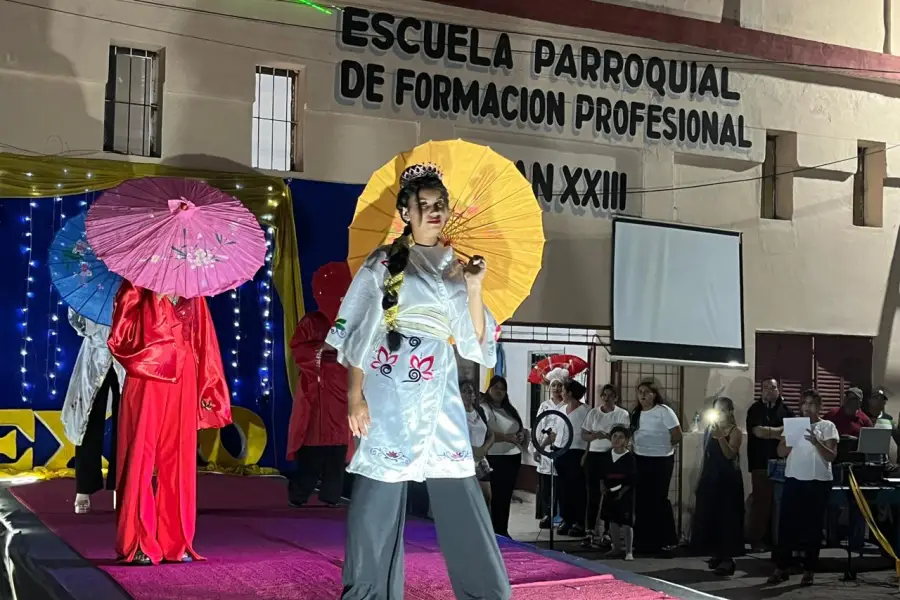 DESFILE ORIENTAL. El cierre del ciclo incluyó una puesta escénica inspirada en la cultura oriental, con kimonos, accesorios y peinados elaborados por las alumnas.