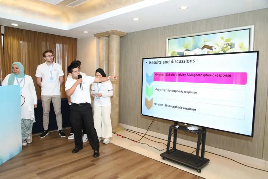 EN LA SPACE WEATHER SCHOOL. El docente e investigador participó de una formación intensiva en meteorología espacial junto a jóvenes de Rusia, Egipto, China, Brasil y Perú. / CORTESÍA FACUNDO ABACA