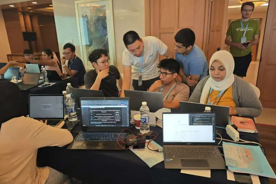 TRABAJO GRUPAL. El equipo del joven de Aguilar en plena producción en China. / CORTESÍA FACUNDO ABACA