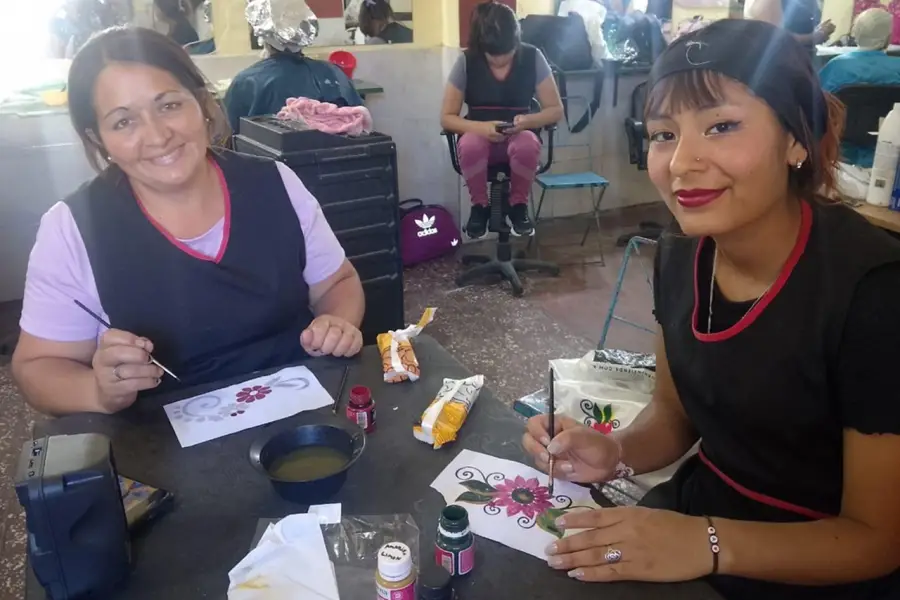 TRABAJO ARTESANAL. Las alumnas diseñaron a mano los estampados florales que luego formaron parte de los kimonos usados en el desfile.