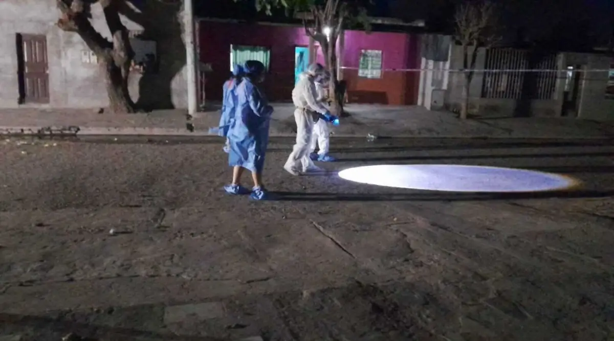 PESQUISA. Los peritos del Equipo Científico de Investigaciones Fiscales (Ecif) realizó las medidas correspondientes en la escena del crimen. aA