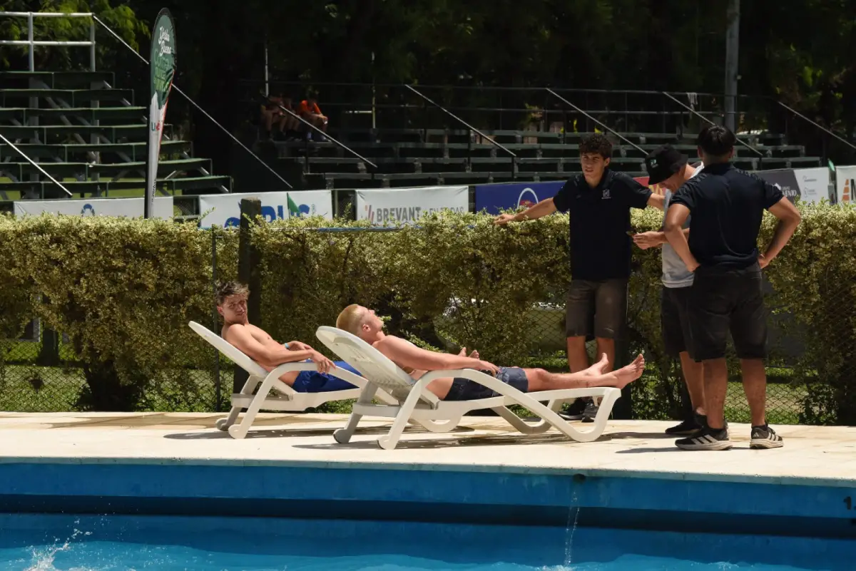 La otra vida del Veco Villegas: pileta, básquet, cantina y recuerdos en una mañana sofocante