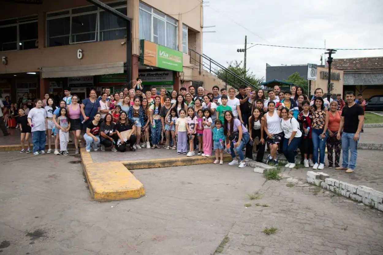 TERMINAL LLENA. Familiares y amigos de los chicos esperan su llegada.