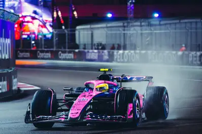 Max Verstappen ganó en el GP de Las Vegas y Franco Colapinto terminó 17° en una carrera dramática