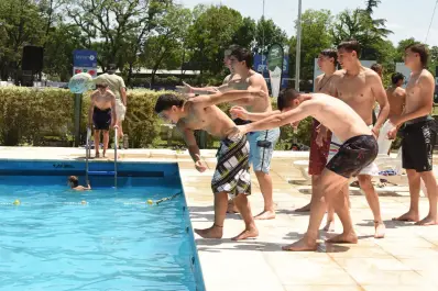 La otra vida del Veco Villegas: pileta, básquet, cantina y recuerdos en una mañana sofocante