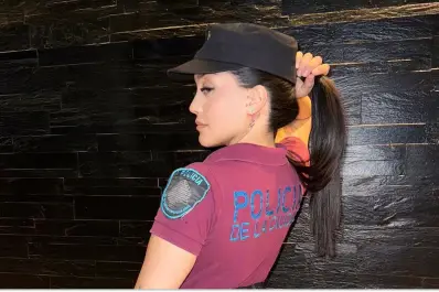 Suspendieron a la policía tiktoker por las fotos y videos que compartía usando uniforme