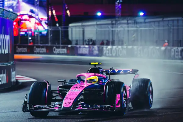 Max Verstappen ganó en el GP de Las Vegas y Franco Colapinto terminó 17° en una carrera dramática