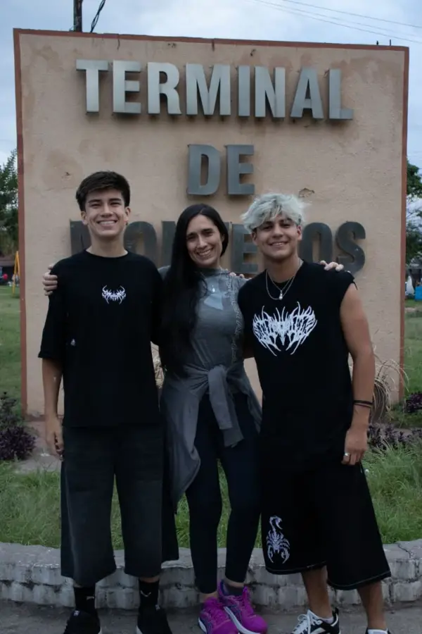 CONTENTOS. Los campeones posan con la profesora Paulina Zelarayán.