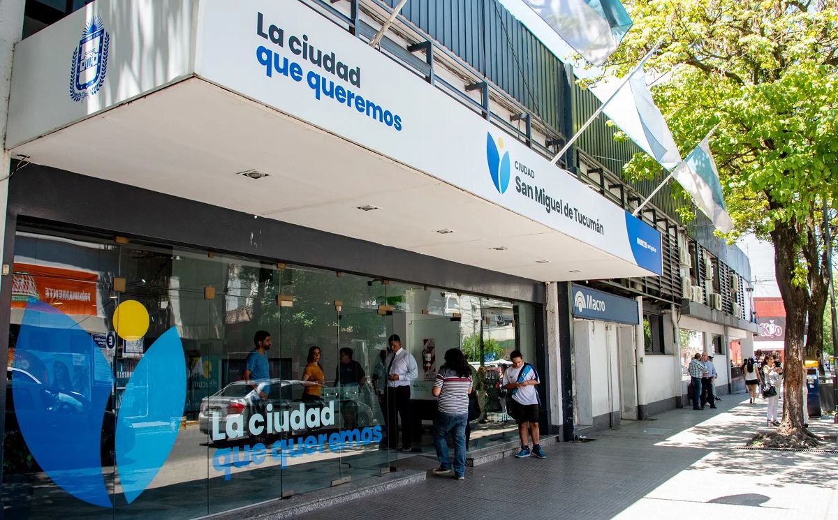 Cartel con leyenda feriado y locales comerciales cerrados