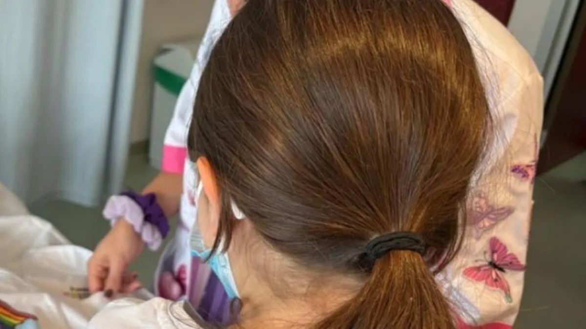 Imagen hospitalaria ilustrativa, personal sanitario atendiendo a una paciente pediátrica