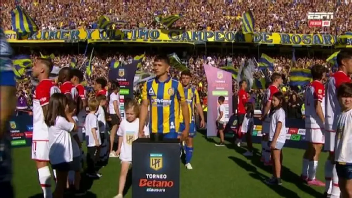 ¡De espaldas! El pasillo polémico de Estudiantes al campeón Rosario Central en el Clausura 2025