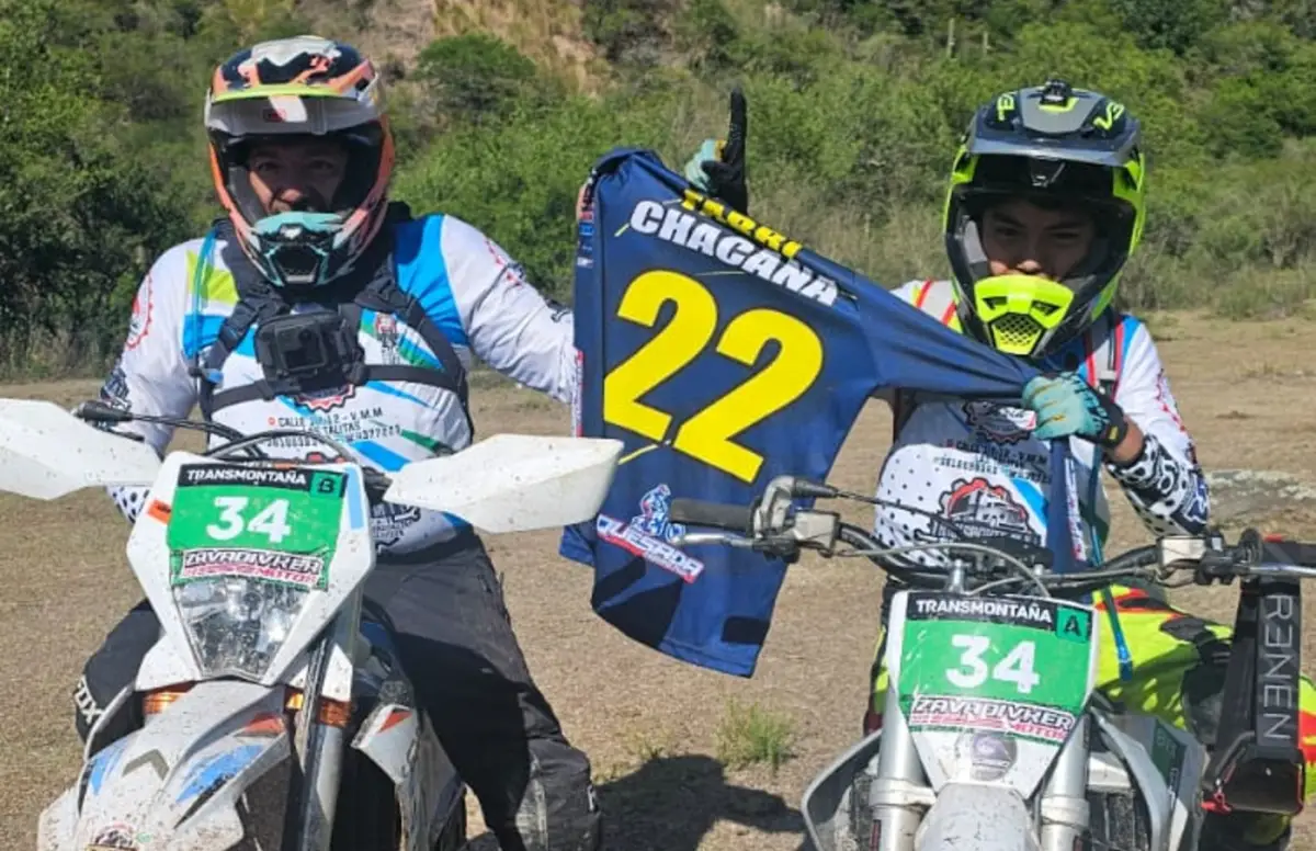 EMOTIVO. José y Máximo Soria, con la camiseta en homenaje a Fabricio Chacana.