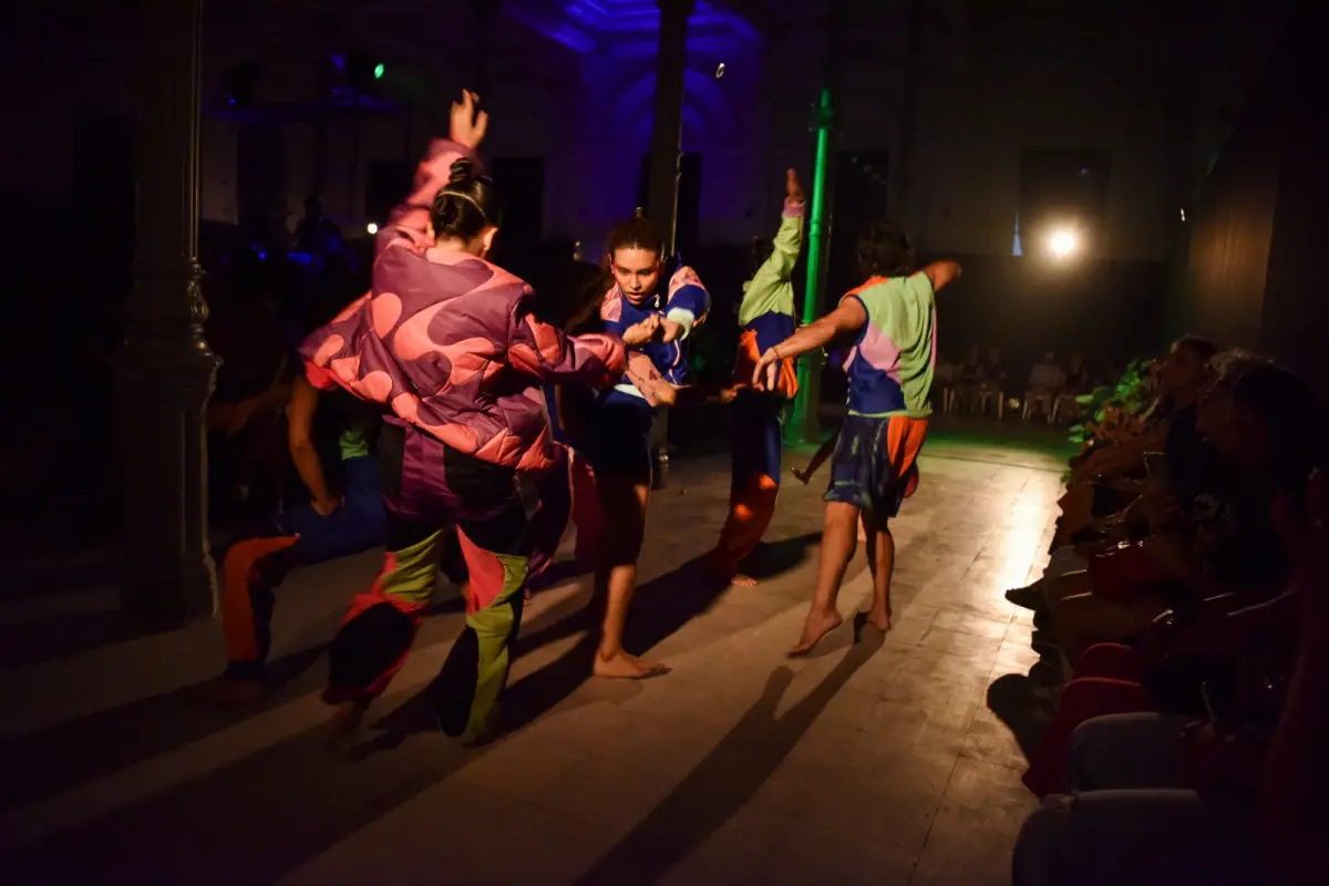 COLORES. La vestimenta y las luces se combinan para una postal del viernes por la noche. LA GACETA / FOTO DE MATÍAS VIEITO