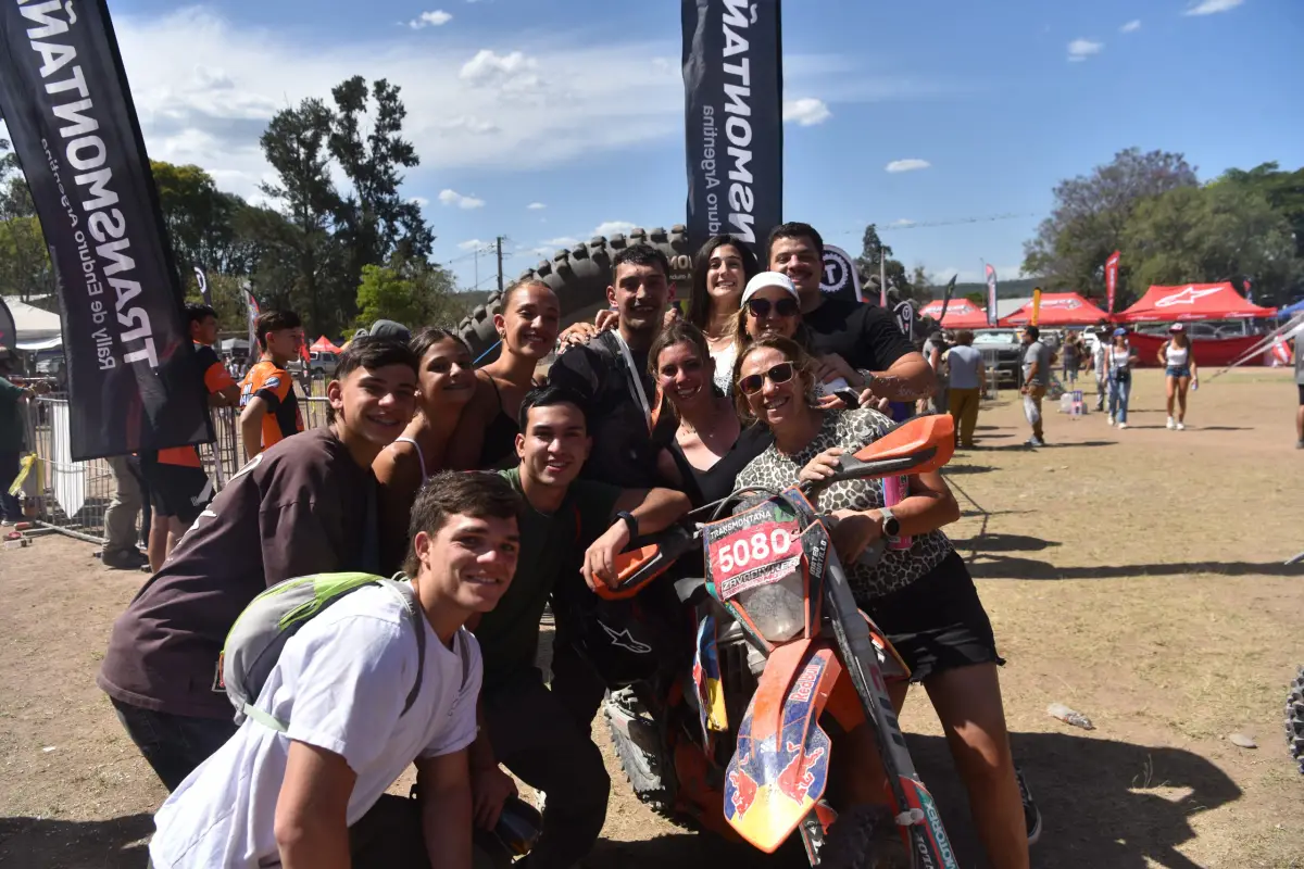 EN FAMILIA. Mateo Portillo celebró su cumpleaños y su participación en el Transmontaña junto a los suyos.