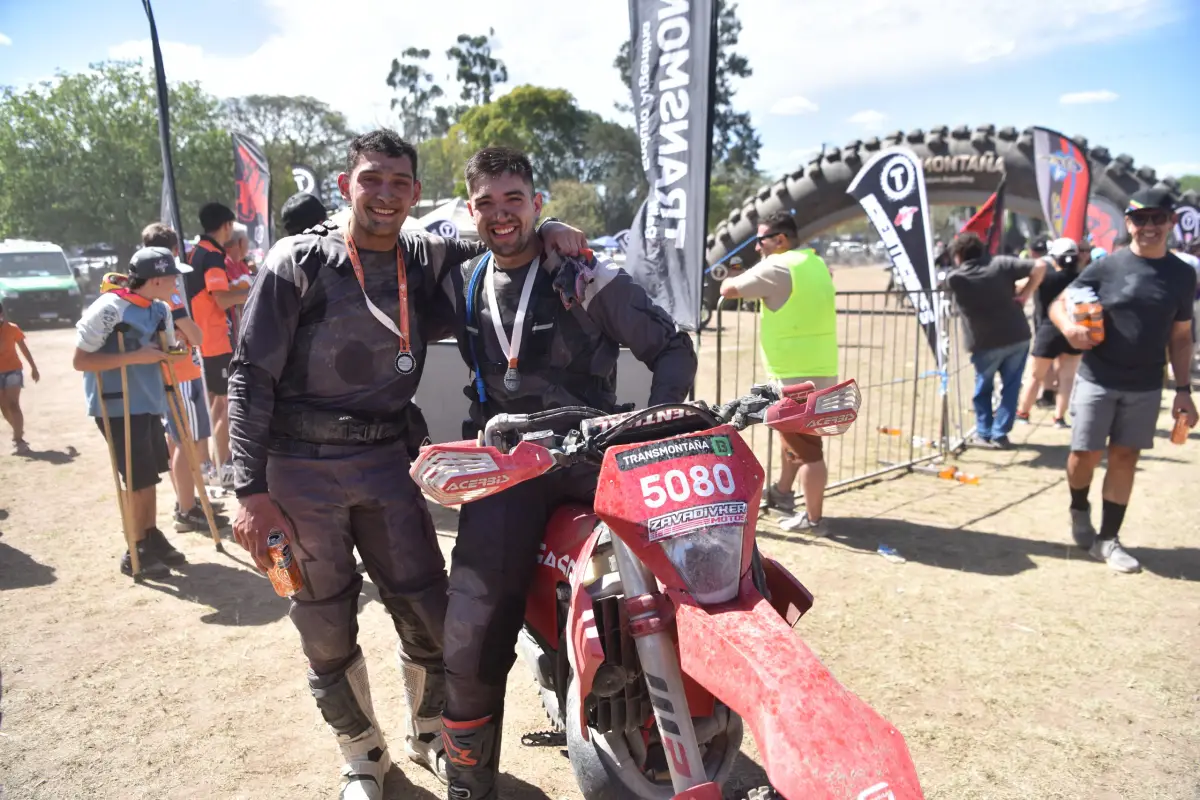 FELICES. Mateo Portillo posa junto a su compañero Maxiliano Arias, tras finalizar el Transmontaña.