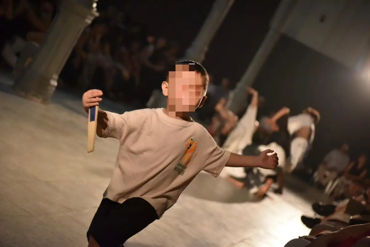 NIÑO. Un nene de entre tres o cuatro años imitaba a los bailarines modelos mientras sucedía el desfile. LA GACETA / FOTO DE MATÍAS VIEITO