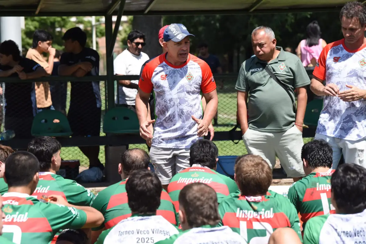 CHARLA TÉCNICA. Molinuevo valoró el esfuerzo de sus dirigidos en cada partido.