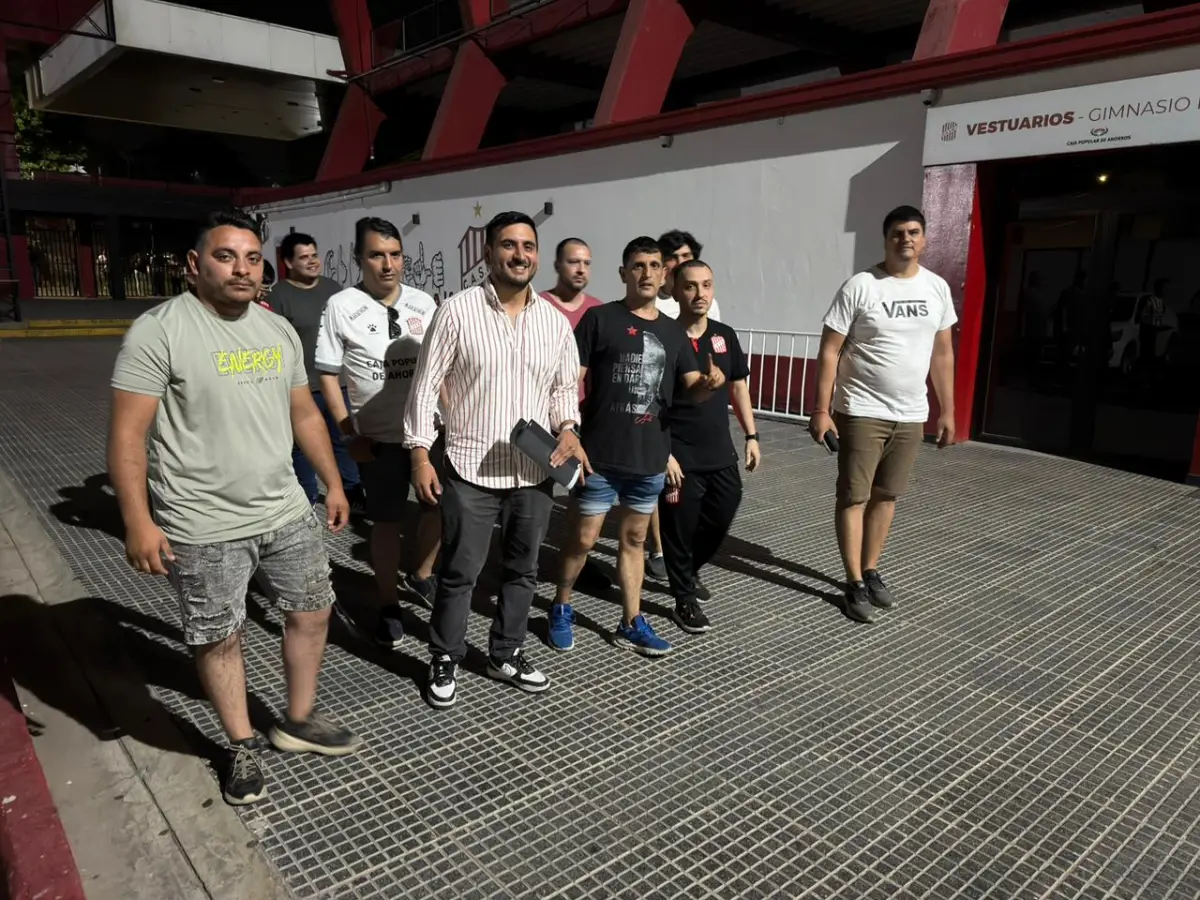 SONRIENTE. Rodríguez (de camisa) avanza junto a los integrantes de su fórmula “Modernicemos San Martín”.