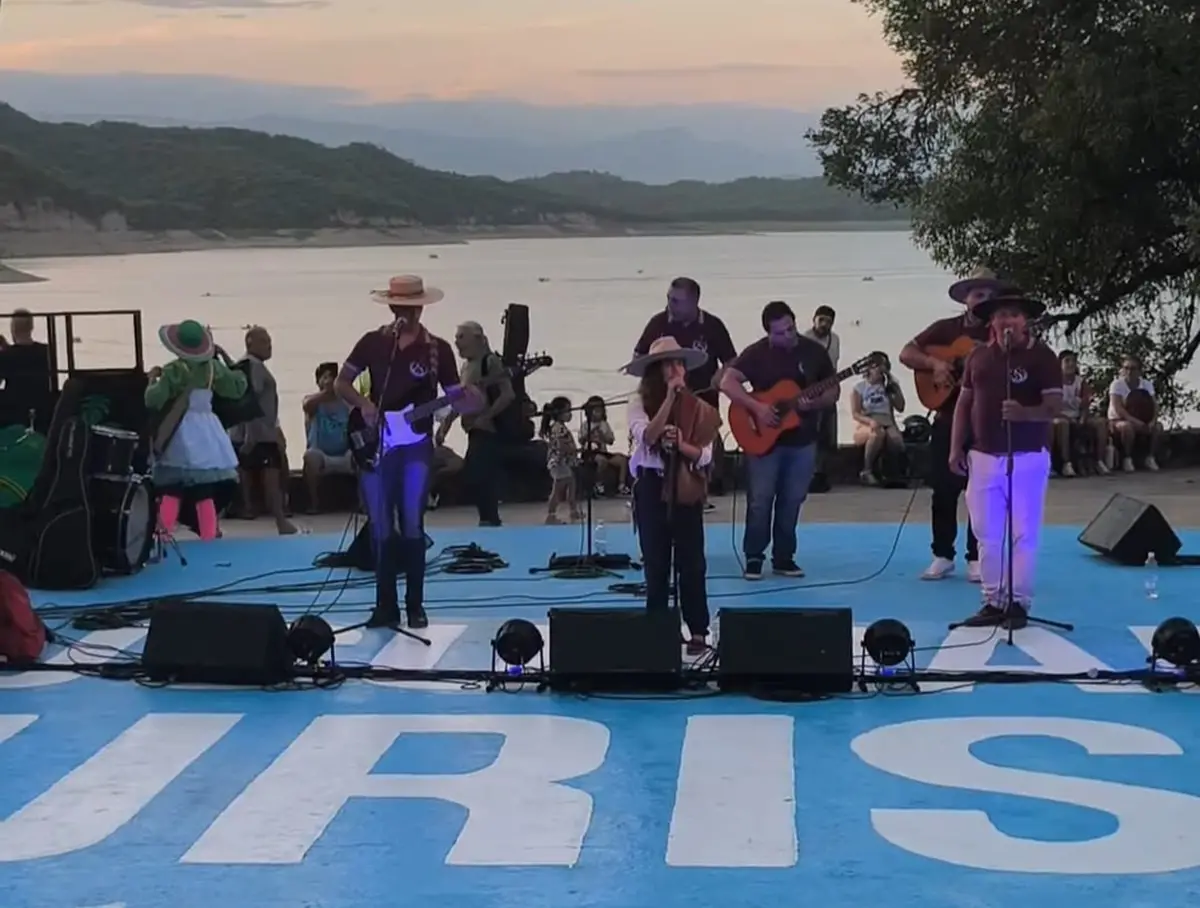 ARTE EN VIVO. Los ingeniosos Tuquito y Yunguita fueron los encargados de abrir el “Festapir” en El Cadillal ante la multitud presente.