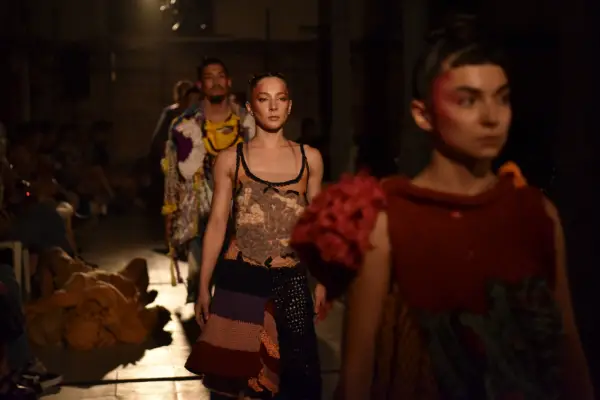 Una noche en el museo: la pasarela cuadrada, modelos que bailan y un niño que irrumpe, ¿qué pasó en el Timoteo Navarro el fin de semana?