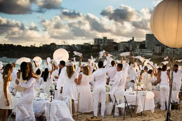 ¿Cuál es la tendencia en ropa que reemplazó al blanco en la cena de Año Nuevo 2026?