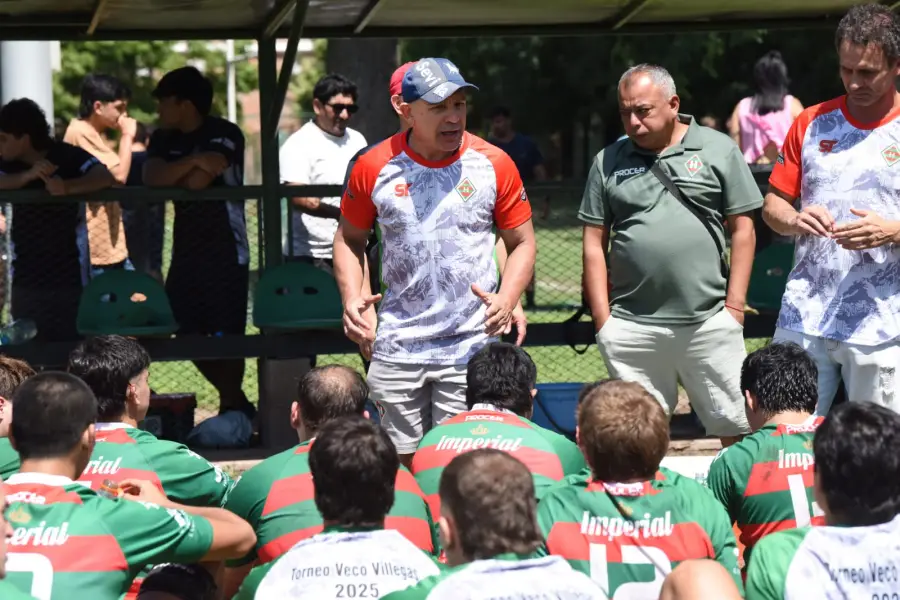 CHARLA TÉCNICA. Molinuevo valoró el esfuerzo de sus dirigidos en cada partido.