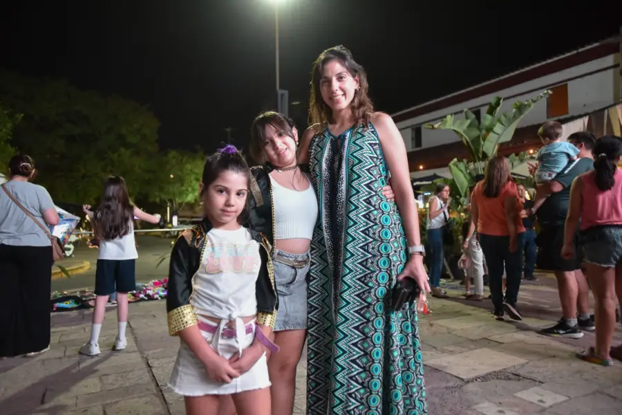 FANÁTICAS. Lourdes asistió al show con sus hijas, Martina de 10 años y Victoria de 7.