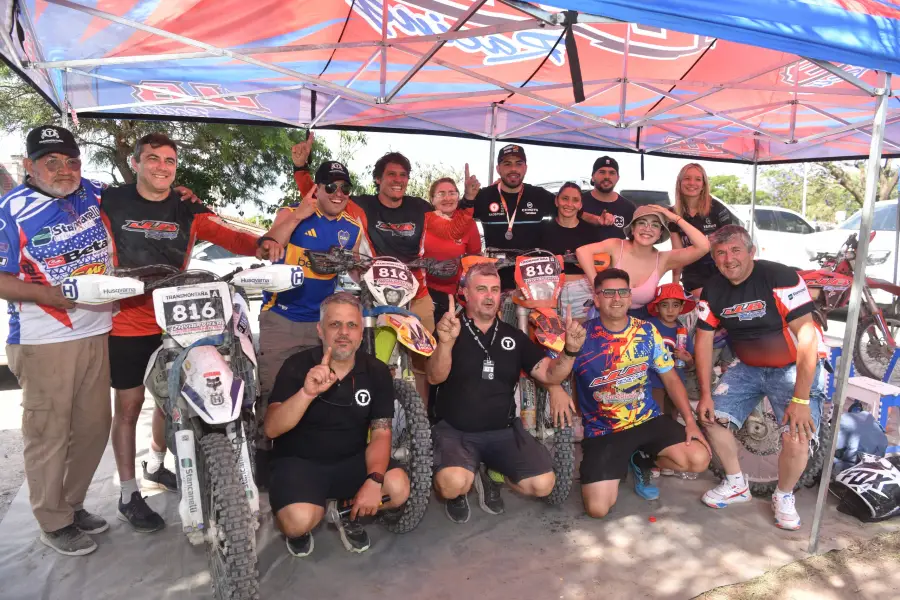 TODOS JUNTOS. Stancanelli, Núñez y Mayoral posan junto a integrantes del equipo y familiares.