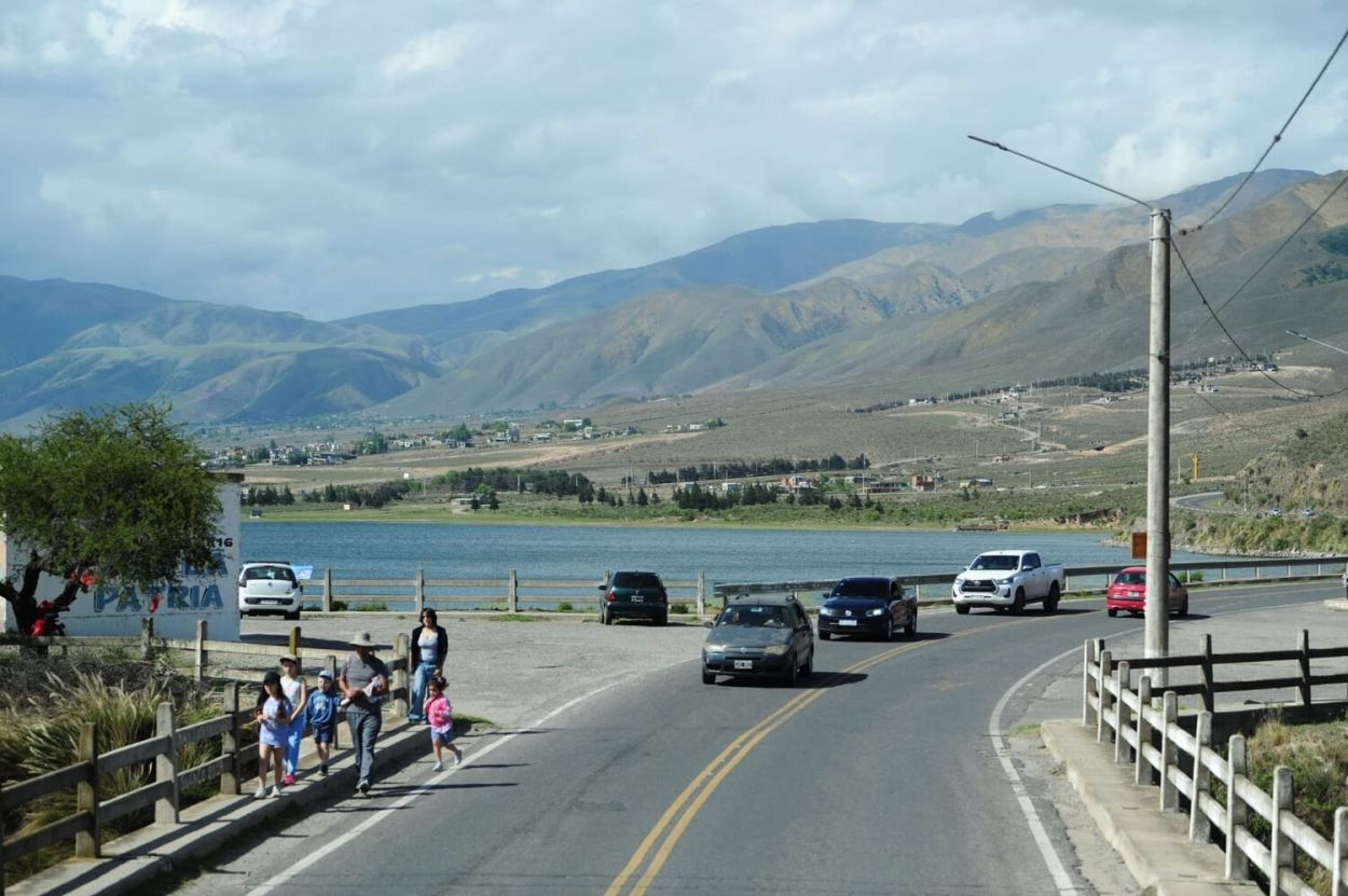 GRANDES Y CHICOS. Padres con sus hijos, abuelos con sus nietos y grupos de jóvenes, buscaron en las montañas tucumanas el descanso que les dio este último fin de semana extra largo del 2025.