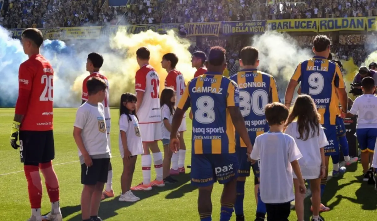 IMPACTANTE. El pasillo de espaldas de Estudiantes de la Plata a Central dio la vueltas al mundo y la AFA lo castigó con todo.