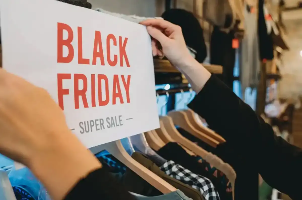 Tiendas de electrónica, indumentaria, turismo y supermercados se suman cada año al Black Friday.