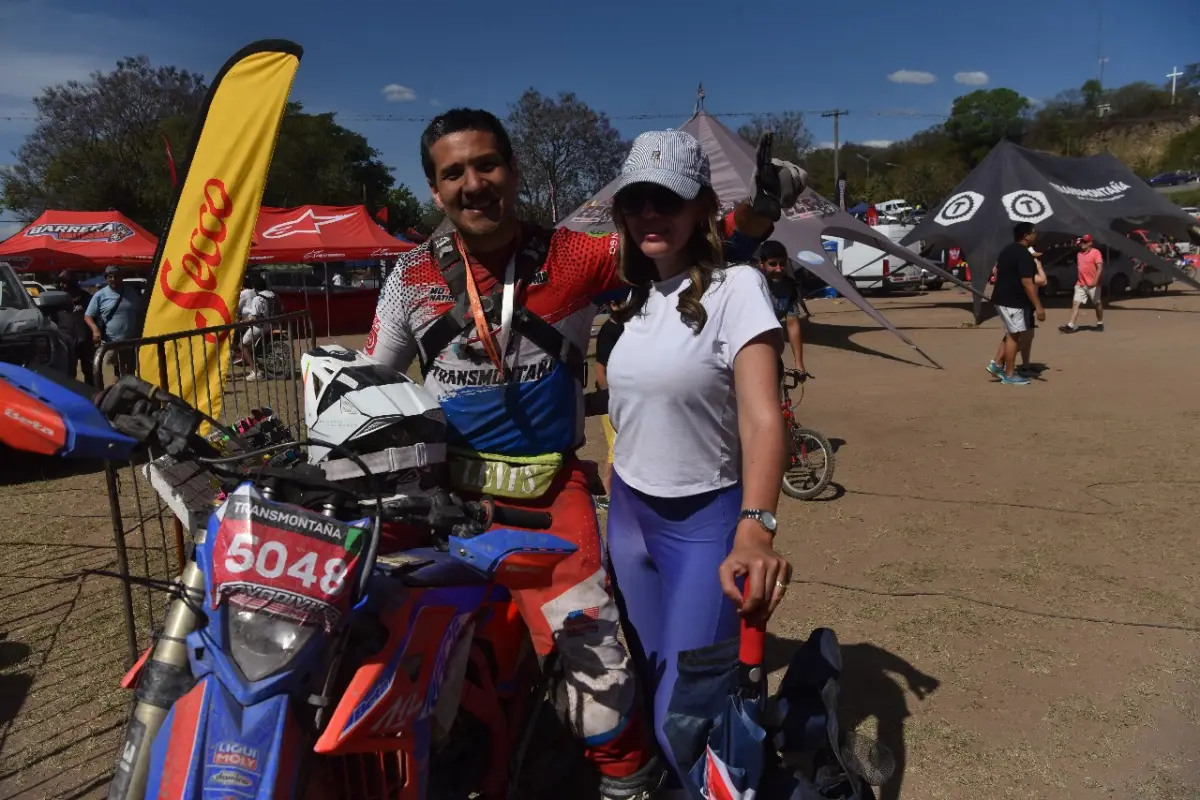 COMPAÑERISMO. Orlando Bogado celebra junto a su esposa tras completar otro exigente paso por la montaña.