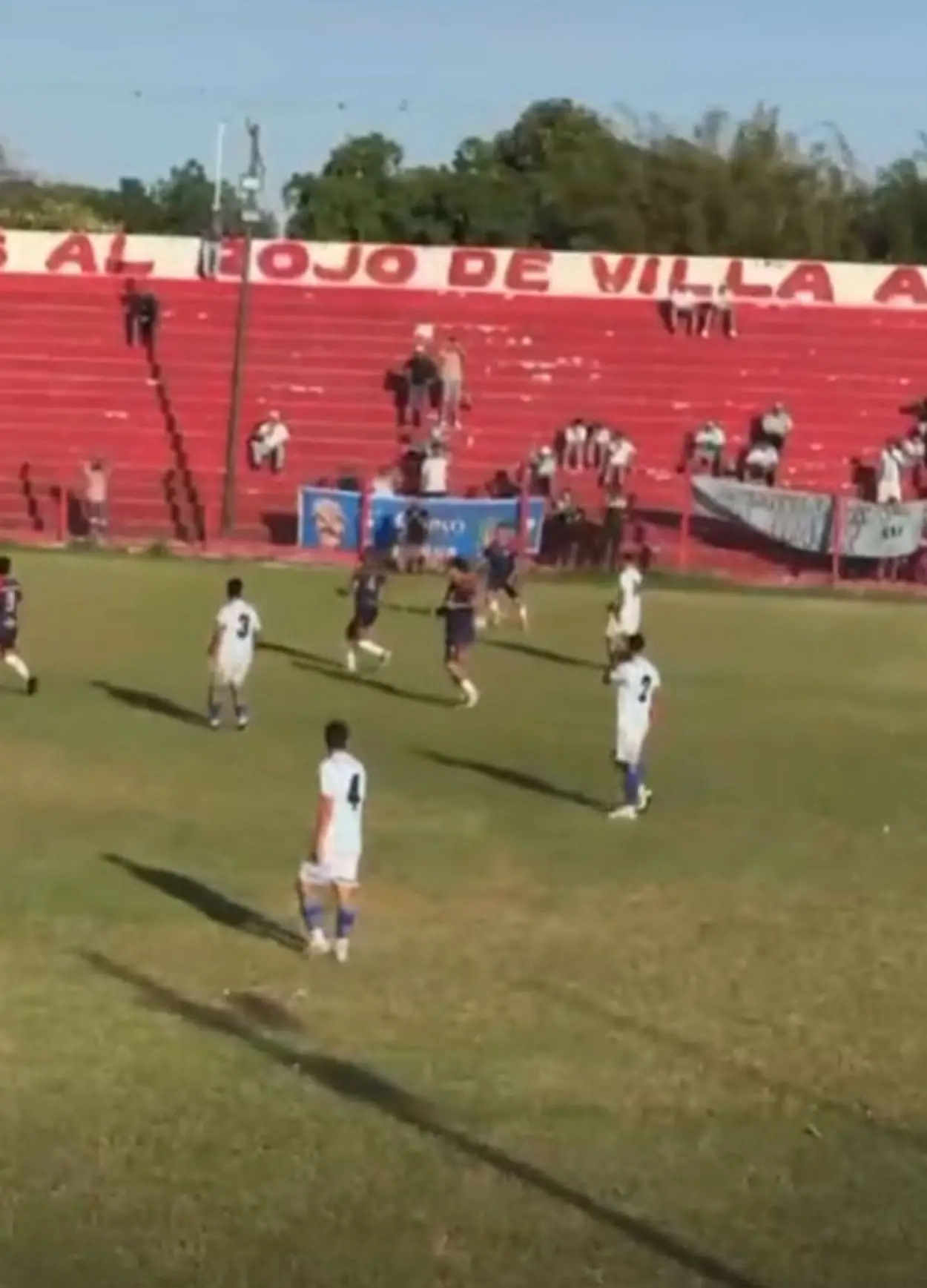 PROTESTA. Los jugadores de Famaillá se quedaron parados en el complemento.