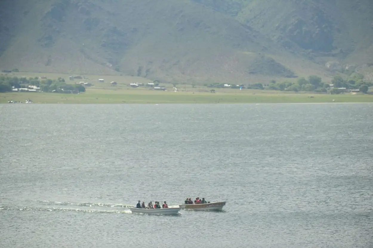 DISFRUTE EN EL DIQUE. Durante estos cuatro días, visitantes aprovecharon el buen clima para recorrer el espejo de agua en kayak.