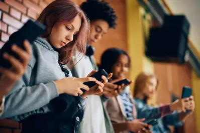 Relacionan los problemas de sueño y de autoestima con el uso temprano de las redes