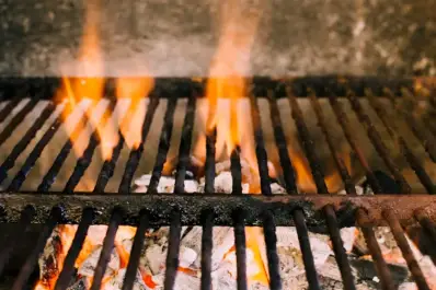 Fiestas de fin de año y asados: cuál es la técnica más eficaz para dejar la parrilla impecable