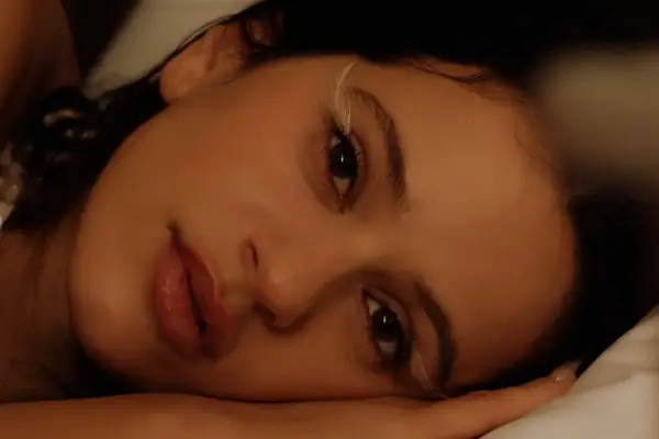 Rosalía propone desconectarse para “bajar la dopamina”: ¿qué dice la ciencia?