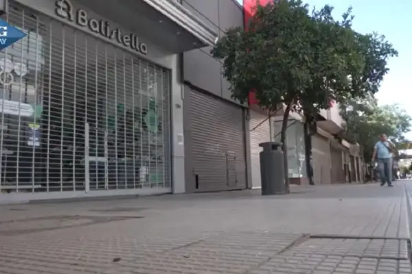 Video: un lunes feriado con poco movimiento, descanso y algo de turismo en el centro tucumano