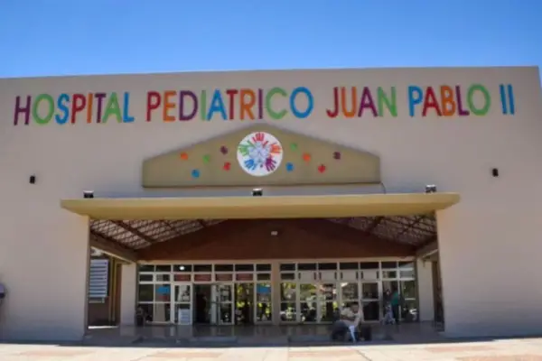 Una nena fue al hospital por un dolor de ojo y descubrieron que tenía gusanos en la cabeza: investigan a su madre