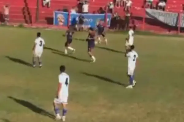 Escándalo en Villa Alem: en protesta por la actuación del árbitro, los jugadores de Famaillá abandonaron el partido contra Tucumán Central