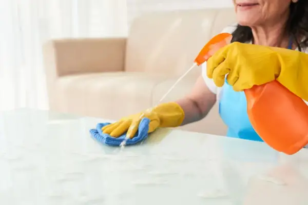 Empleadas domésticas, niñeras y acompañantes: cómo calcular su aguinaldo 2025