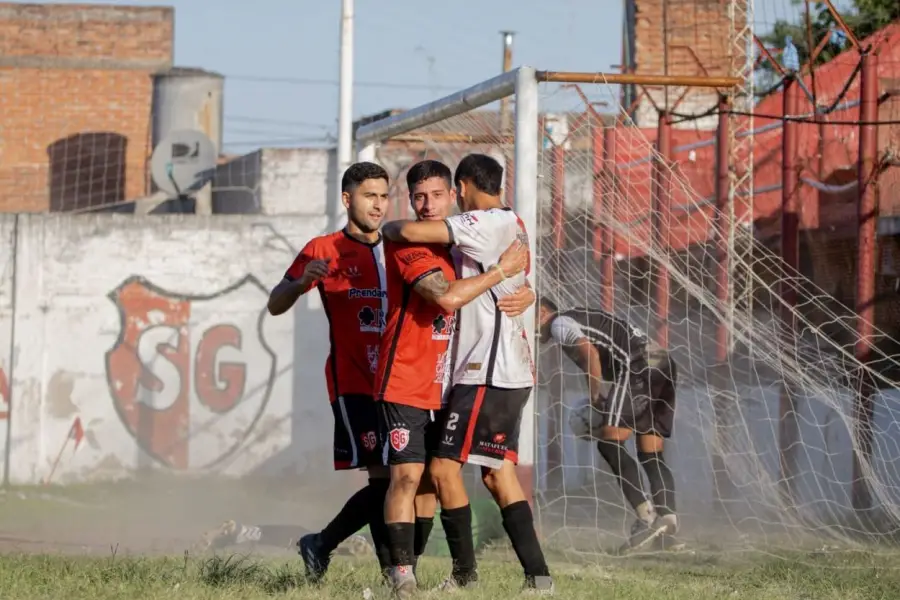 FESTEJO JULIANO. Agustín Smith recibe las felicitaciones luego de uno de los tantos de la clasificación de Sportivo.